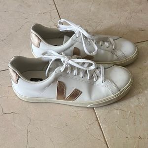 Veja women’s sneaker white leather with gold detail like new